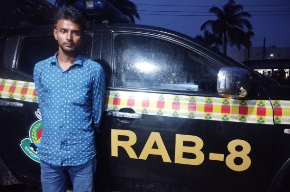 র‌্যাব-৮ এর হাতে ধর্ষণ মামলার প্রধান আসামী আটক