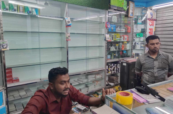 মিরসরাইয়ে মোবাইল দোকানে চুরি