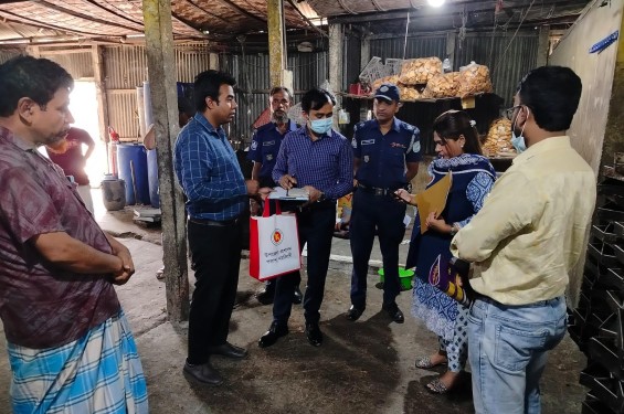 পলাশে অস্বাস্থ্যকর পরিবেশে খাদ্য প্রস্তুত,মোবাইল কোর্টে ২ প্রতিষ্ঠান কে জরিমানা