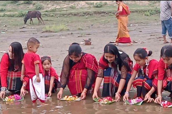 নদীতে ফুল ভাসানোর মধ্যদিয়ে চাকমাদের বিঝু উৎসব শুরু।