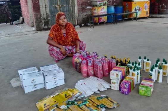 বেনাপোল কম্পিউটার ট্রেনে সেনাবাহিনীর অভিযানে ভারতীয় প্রসাধনীসহ শার্শার এক নারী আটক