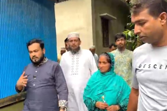বিধবা ঝর্ণা রাণীর ঘরের দায়িত্ব নিলেন জামায়াত নেতা রেজাউল করিম