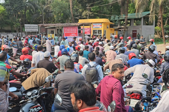 সরবরাহ বাড়লেও তেলের পাম্পে দীর্ঘ সারি