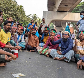 ১১ দফা দাবিতে প্রেস ক্লাবের সামনে হাজারো ব্যাটারিচালিত রিকশাচালকদের অবস্থান