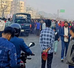 গাজীপুরে বেতন বৃদ্ধির দাবিতে শ্রমিকদের এক ঘণ্টা সড়ক অবরোধ