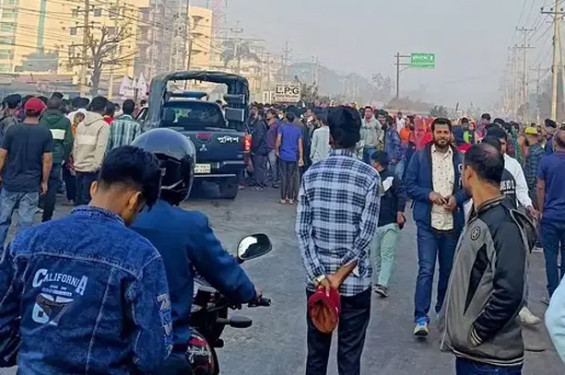 গাজীপুরে বেতন বৃদ্ধির দাবিতে শ্রমিকদের এক ঘণ্টা সড়ক অবরোধ