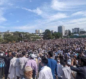 বকেয়া দাবিতে চন্দ্রায় ঢাকা-টাঙ্গাইল মহাসড়ক অবরোধ