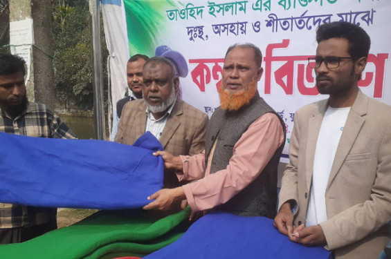 ফুলবাড়িয়ায় বিশিষ্ট ব্যবসায়ী তাওহীদ ইসলামের নিজস্ব অর্থায়নে কম্বল বিতরণ