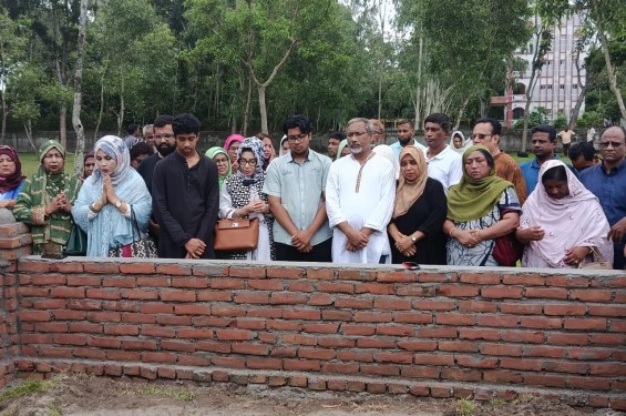 জলঢাকায় শিক্ষিকা মাহেরীন চৌধুরীর সমাধীতে শ্রদ্ধা নিবেদন করেন মহিলা দল