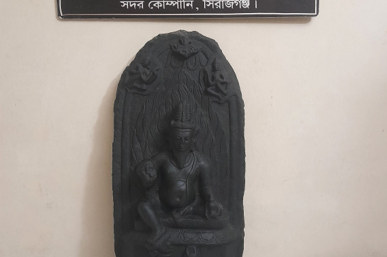 সিরাজগঞ্জে কষ্টি পাথরের মূর্তি উদ্ধার, আটক ২