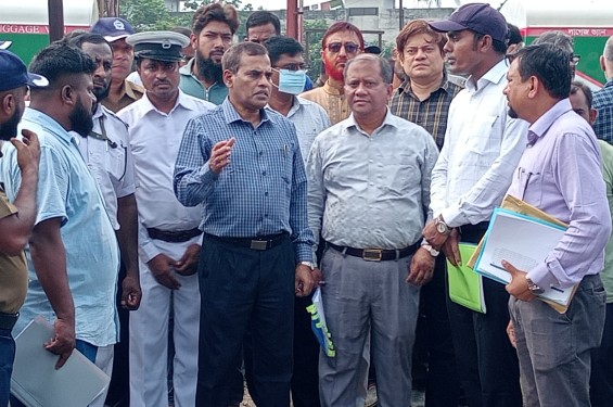 বেনাপোল রেল স্টেশন পরিদর্শনে সাংবাদিকদের সাথে মহাপরিচালকের অসহযোগিতা