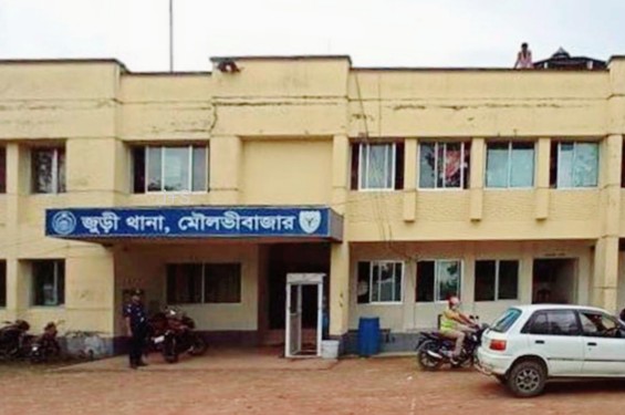 সকালে ঘুম ভাঙলে শিশু লিটন দেখতে পায় ঘরের মেঝেতে পড়ে আছে মা আর বাইরে রাস্তায় পড়ে আছে বাবা লাশ