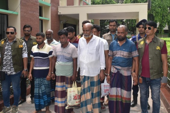 নওগাঁয় আন্তঃজেলা ডাকাত চক্রের কুখ্যাত ৮ ডাকাত গ্রেফতার