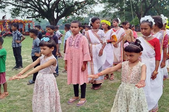 নড়াইলে ঈদ আনন্দ ভাগাভাগি করে নিলেন শিশু কিশোর বয়োবৃদ্ধরা