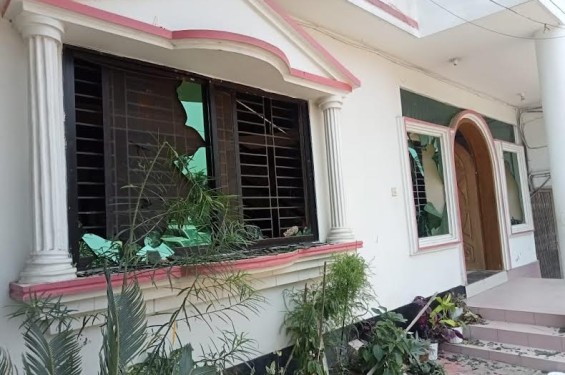 নোয়াখালীতে সাবেক শহর আওয়ামী লীগের সভাপতি পিন্টুর বাড়িতে ভাঙচুর-অগ্নিসংযোগ