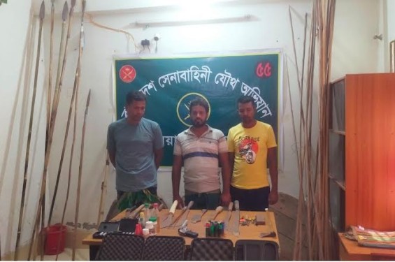 নড়াইলে যৌথবাহিনীর অভিযানে ইউপি সদস্যসহ আটক ৩, বিপুল অস্ত্র উদ্ধার