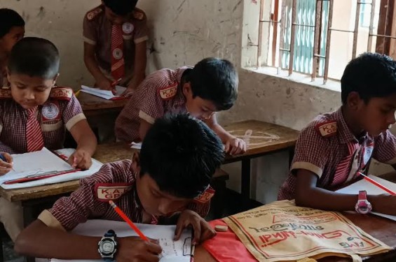 ঝিনাইদহে তীব্র গরমে কাহিল শিক্ষার্থীরা, বিদ্যালয়ে নেই পর্যাপ্ত ফ্যান, মর্নিং শিফট চালুর দাবি