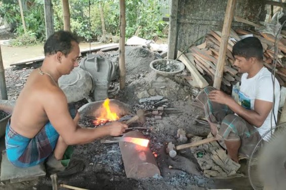 হাতুড়ি-হাপরে ব্যস্ত নবীনগরের কামার পল্লী