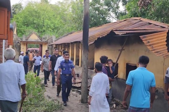 কালীগঞ্জে লেখক ও নাট্যশিল্পীর বাড়িতে আগুন, থানায় অভিযোগ