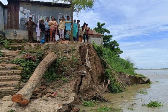 নদী ভাঙন আতঙ্কে চাতলপাড়বাসী স্থানীয় প্রশাসনের পরিদর্শন