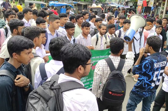 ঠাকুরগাঁওয়ে সড়ক অবরোধ করে শিক্ষার্থীদের বিক্ষোভ