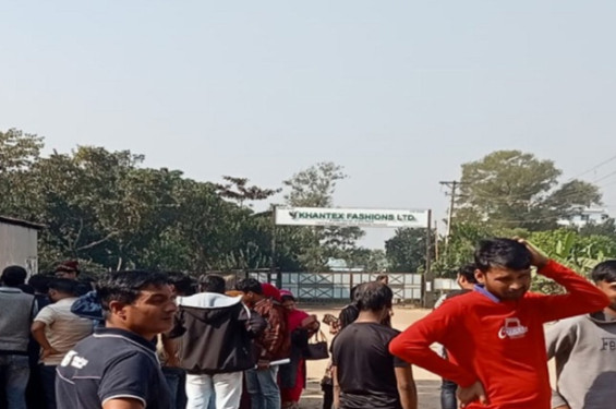 গাজীপুরে বকেয়া বেতনের দাবিতে কারখানা শ্রমিকদের বিক্ষোভ