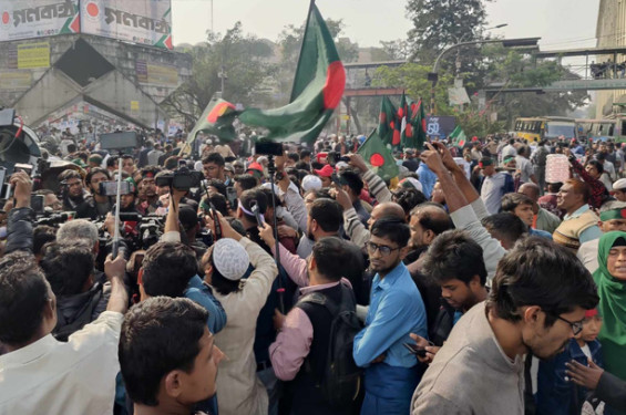 চাকরিচ্যুত বিডিআর সদস্যদের পুনর্বহালের দাবিতে শাহবাগ অবরোধ