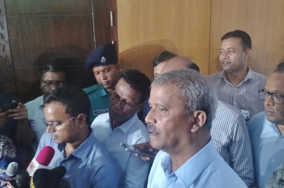 গুজব-গুঞ্জন নিয়ে বিচলিত হওয়ার কিছু নেই : আইন উপদেষ্টা