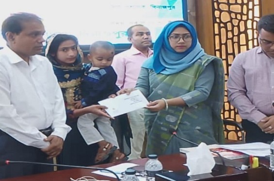 দিনাজপুর জেলা প্রশাসকের সম্মেলন কক্ষে জুলাই গণঅভ্যুত্থানে নিহত শহীদ পরিবারের মাঝে  সঞ্চয়পত্র বিতরণ