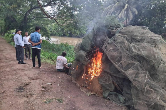 বাউফলে নিষিদ্ধ চায়না দুয়ারি জাল জব্দ, পুড়িয়ে ধ্বংস