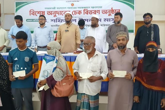 বাউফলে অসহায়দের মাঝে ৫ লাখ টাকার অনুদান ও টিন বিতরণ করলেন এমপি ড. মাসুদ