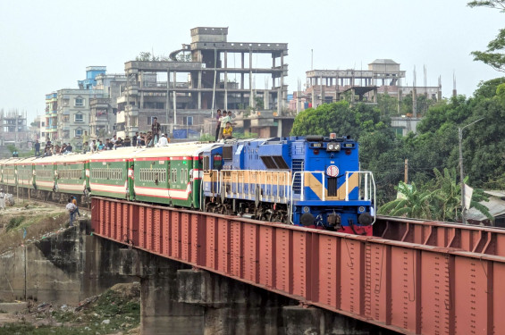গাজীপুরে ট্রেনে কাটা পড়ে নানি-নাতনিসহ নিহত ৩