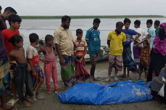 নোয়াখালীর মেঘনায় নোঙর করা ট্রলারে বাল্কহেডের ধাক্কায় নিহত ২