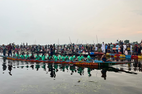 নওগাঁয় মরহুম আস্তান মোল্লার স্মরণে ঐতিহ্যবাহী নৌকা বাইচ প্রতিযোগিতা অনুষ্ঠিত