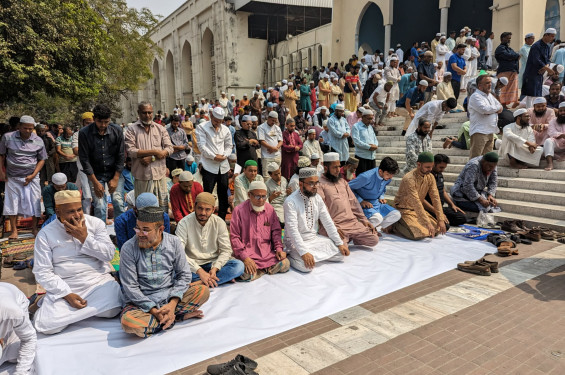 রমজানের তৃতীয় জুমায় বায়তুল মোকাররমে মুসল্লিদের ঢল