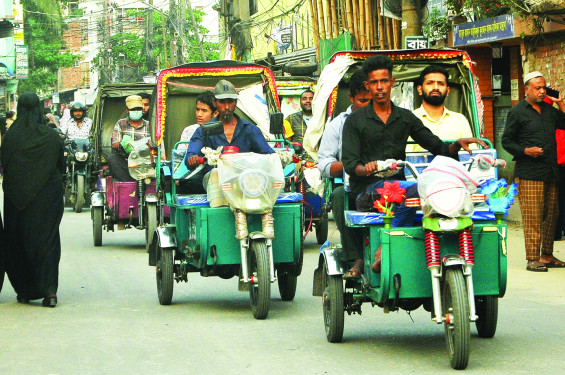 ব্যাটারি রিকশার দখলে ঢাকা