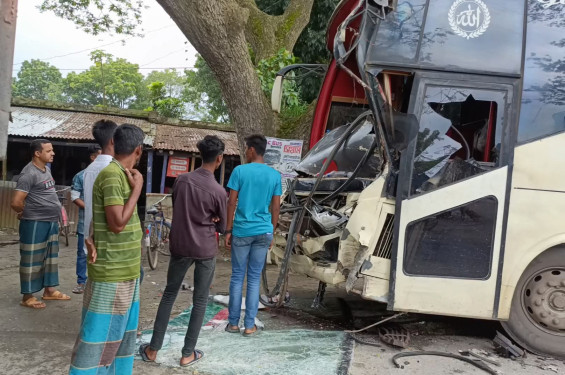 মহেশপুরে বাস ও ট্রাকের সংঘর্ষে ১৫ জন আহত