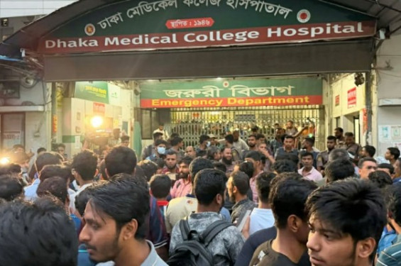 ঢামেকে চিকিৎসকদের সঙ্গে ঢাবি শিক্ষার্থীদের হাতাহাতি, সেবা বন্ধ