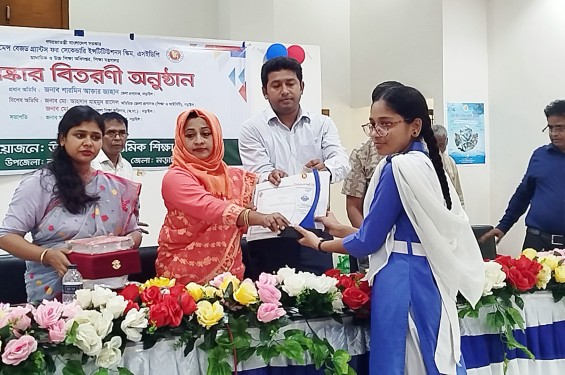 নড়াইলে মেধাবী শিক্ষার্থীদের ক্রেস্ট, সনদপত্র ও সম্মানি টাকা প্রদান