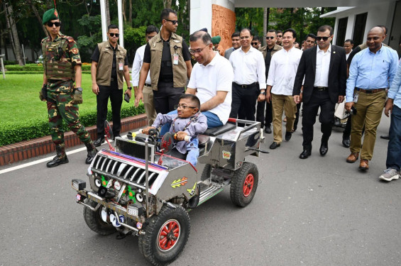 ওয়াকিমুলের তৈরি স্মার্ট কারে চড়ে উৎসাহ দিলেন প্রধানমন্ত্রী