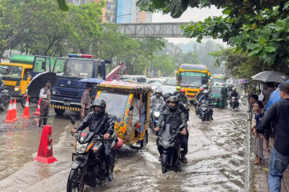জলাবদ্ধতা কিছুটা কমলেও দুর্ভোগ কাটেনি রাজধানীবাসীর