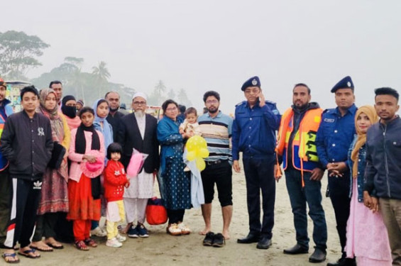 সমুদ্র ভ্রমণে গিয়ে পথ হারানো ১৪ পর্যটককে উদ্ধার করেছে নৌ পুলিশ