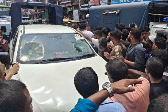 নোয়াখালীতে ভ্রাম্যমাণ আদালতের অভিযানের সময়   ম্যাজিস্ট্রেটের গাড়ি ভাঙচুর