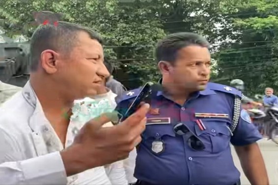 লক্ষ্মীপুরে আওয়ামী লীগ নেতাকে গণপিটুনি দিয়ে পুলিশে সোপর্দ