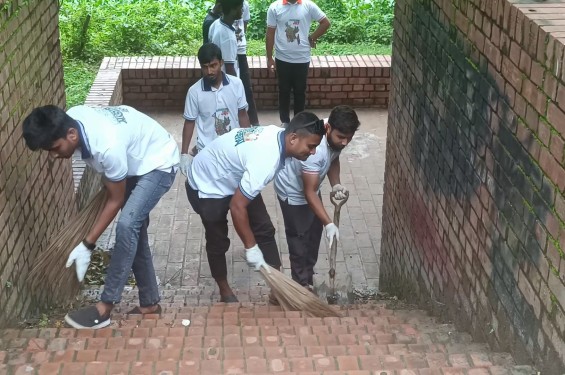 ঝিনাইদহে তরুন শিক্ষার্থীদের পরিষ্কার পরিচ্ছন্ন ও পলিথিন নিষিদ্ধ অভিযান