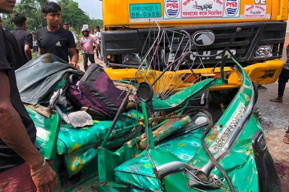 সিলেটে তেলবাহী ট্যাংকার-অটোরিকশা সংঘর্ষে নিহত ৪