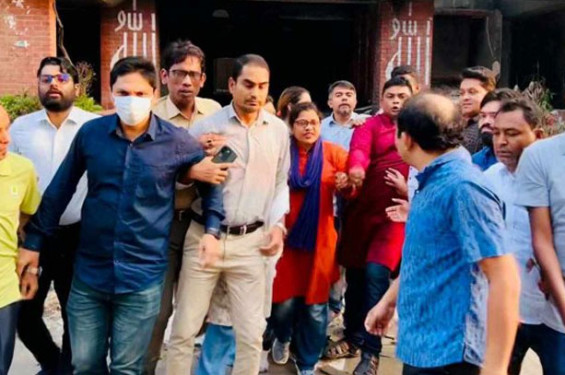 শেখ হাসিনার নামে মামলা প্রত্যাহারের দাবিতে রাজধানীতে ছাত্রলীগ ও স্বেচ্ছাসেবক লীগের বিক্ষোভ মিছিল
