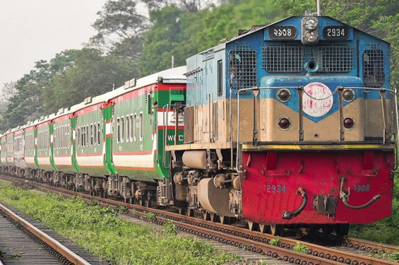 টিকিটবিহীন প্রায় ২ হাজার যাত্রীর কাছ থেকে ৪ লাখ টাকা আদায়