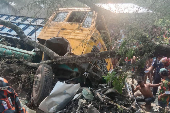 ট্রাক-প্রাইভেটকার-অটোরিকশার সংঘর্ষ, নিহত বেড়ে ১৪