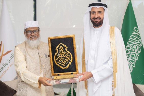 কাবার গিলাফ উপহার পেয়েছেন ধর্ম উপদেষ্টা